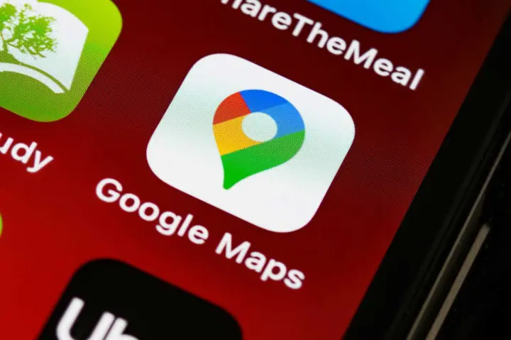 Ícone do aplicativo Google Maps na tela de um smartphone.