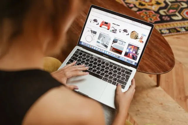 Pessoa usando um laptop, navegando em uma loja online que oferece vários produtos, incluindo acessórios para jogos e decoração para casa.
